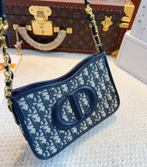 Signature chain bag